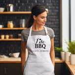 Modern kalligrafi i do BQ-möhippa Förkläde<br><div class="desc">Lägg till en trevlig beröring till dina bröllopsfavoriter eller din dekoration med vår charmerande "I Do BBQ"-Perfekt i bröllop för par som är värd för en avslappnad och en roligt-fylld grillad firande, så är detta pron ett underbart sätt att personalisera ditt evenemang och lämna ett bestående intryck på dina gäster....</div>