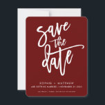 MODERN kalligrafi skrift bokstavsstil vinröd röd Spara Datumet<br><div class="desc">av kat massard >>> https://linktr.ee/simplysweetpaperie <<< A modern design featuring hand lettered, brushed type for your SAVE THE DATE ANNOUNCEMENT. Setup as a template it is simple for you to personalize it - make it yours! >>> TIPS - Klicka bara på "Anpassa" knappen och lägg till/ändra texten, typsnitten, färgerna eller...</div>
