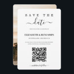 Modern kalligrafi skript QR-kod Foto Spara datum Spara Datumet<br><div class="desc">Modern och elegant design tryckt minimalistisk kalligrafi skript QR-kod Foto Spara datum som kan anpassas med din text. Vänligen klicka på "Anpassa"-knappen och använd vårt designverktyg för att ändra denna mall. Kolla in Graphic Art Design-butiken för andra produkter som matchar denna design!</div>