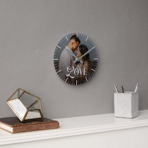 Modern kärlek Anpassad bröllopsfoto Par Monogram Rund Klocka