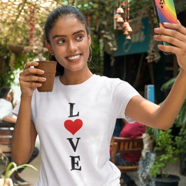 Modern KÄRLEK Heart Motif Elegant Snyggt T Shirt (Skapare uppladdad)