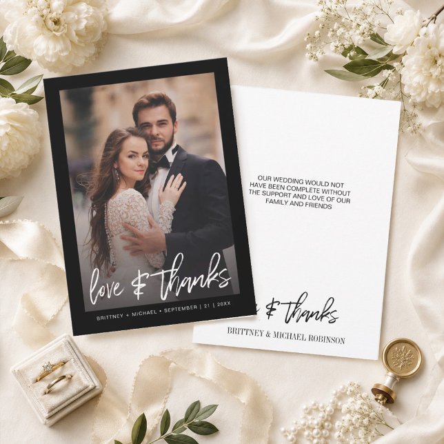 Modern kärlek och tack Foto Bröllop Svart Gradient Kort (Thank your guests with this modern photo thank you card with hand-lettered "love & thanks".
)