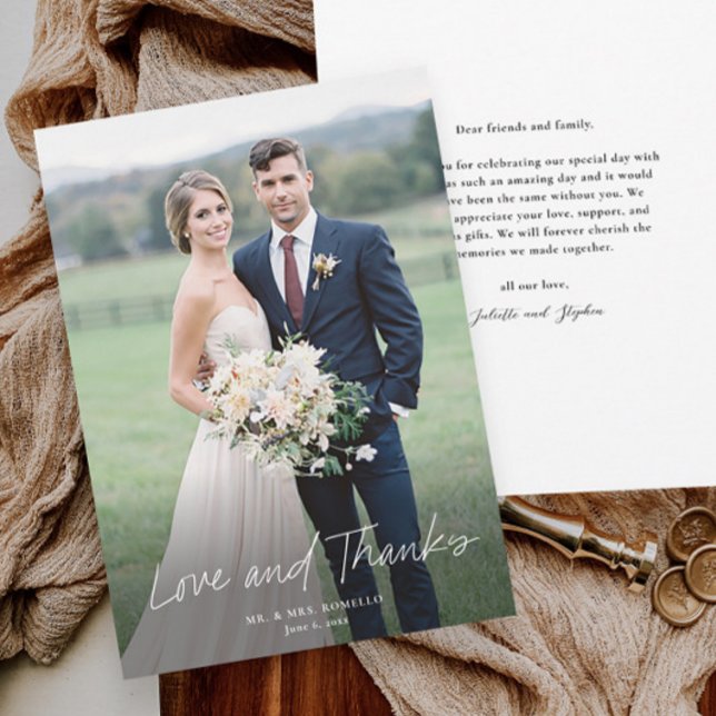 Modern Kärlek och tack i fotot Bröllop Kort (Elegant simple love and thanks script photo wedding thank you card with message from couple on back.)