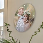 Modern kärlek-skript för familjefoto namn rund klocka<br><div class="desc">Ladda upp ditt favoritfoto och gör trendigets moderna väggklocka till en viktig gåva för att påminna dig om din förlovning,  bröllop eller andra pars årsdag!</div>