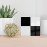 Modern keramiskt plattor i svart och vitt kakelplatta<br><div class="desc">Denna minimalistiska keramiska platta har ett modernt schaktat mönster i svartvitt.</div>