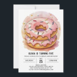 Modern Kids Donuts Birthday Inbjudningar<br><div class="desc">Gå in i ett modernt firande med vår moderna barnsändare på födelsedagen. Den här chicens utformning blandar sömlöst contemporaryns estetik med den vismska charmen av nötter, och skapar en inbjudan som lovar ett firande fyllt av glädje och stil. Rent linjer, vibrant färg och lekfull information anger perfektens tonläge för ett...</div>