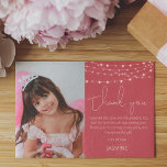 Modern Kids Rosa Photo - tackkort Tack Kort<br><div class="desc">Skicka ett speciellt tack till gästerna i extra och tacka dem för att de närvarat vid party och tacksamhet för deras gåvor. Med en rosa bakgrund med sträng ljus, ditt favoritfoto från din födelsedag/christmas/christening/baby-dusch/party med lekfull text som lyder "TACK" och "jag njöt av kakan och presenter också, men min favoritdel...</div>