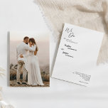 Modern klassisk inbjudan till fotobröllop<br><div class="desc">Den här moderna klassikern vi bjuder på fotobröllop är perfekt för din elegant i bröllop. Den här designen har en svart, enkel kalligrafi som är inställd på en ljusvit bakgrund i neutralten för att matcha din klassiska bröllop eller minimalistiska boho bröllop i vår, sommar, fall eller vinter. Jag ber er...</div>