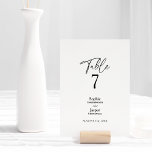 Modern klassiskt enkelt Bordsnummer-kort för Bröll Bordsnummer<br><div class="desc">Detta moderna klassiska enkla bordsnummer-kort i bröllop är perfekt för din elegant i bröllop. Den här designen har en svart, enkel kalligrafi som är inställd på en ljusvit bakgrund i neutralten för att matcha din klassiska bröllop eller minimalistiska boho bröllop i vår, sommar, fall eller vinter. Jag ber er att...</div>