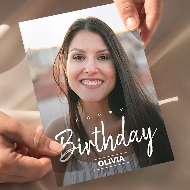 Modern kompisfödelsedag hälsning ersätter fotoinlä vykort (birthday photo card mockup with hands, modern personalized greeting with name and portrait)