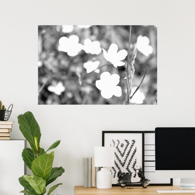 Modern konsthyfotografi av svarta och vita blommor poster (Hemmakontoret)