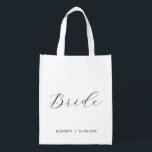 Modern köp av Bridesmaid Bride presenterar mall Återanvändbar Påse<br><div class="desc">Kalligrafi Skripttext Namn Elegant Modern Anpassningsbar Mall Womens Bridesmaid Bride Bröllop Bachelorette ger vit återanvändbar Matkasse.</div>