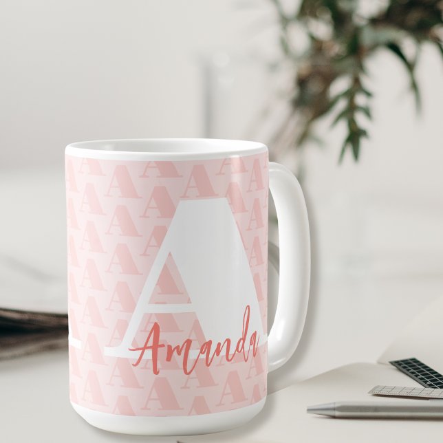 Modern koral inledande fet vit Brev-skript Kaffemugg (Skapare uppladdad)