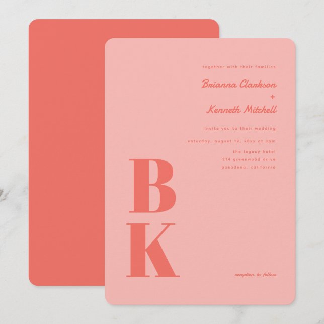 Modern koral med fetstil och Rosa Monogram Bröllop Inbjudningar (Fram/baksida)