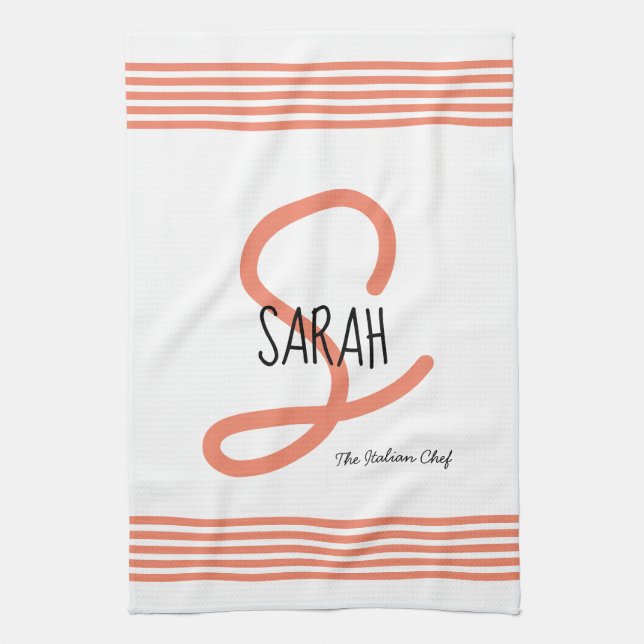 Modern Korall Elegant Monogram Värdinna Kökshandduk (Vertikal)