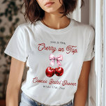 Modern körsbär på högsta Rosa Bow-Möhippan T Shirt<br><div class="desc">Visa din möhippa med vår moderna körsbärsmaskin på högsta Rosa Möhippa T-Shirt. Den här snyggten har en lekfull körsbärsdesign som accentueras av ett känsligt rosa-båge, som helt blandar roligt med elegans. Det är ett idealiskt val för den blivande bruden, hennes brudens sida, eller gäster som vill hedra minnet av det...</div>