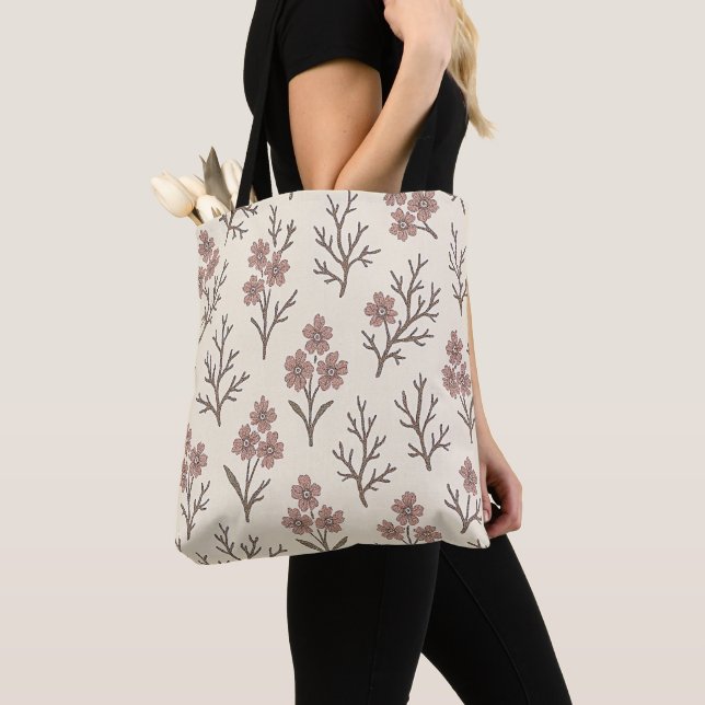 Modern krämfärgad och dammig rosa blomsterhandväsk tygkasse (Närbild)