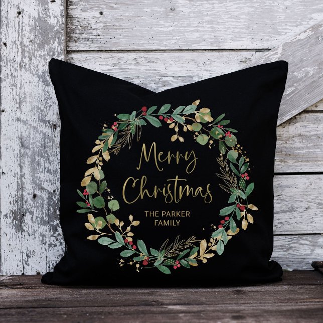Modern krans och skript svart | GOD JUL Kudde (An elegant, dark black pillow for Christmas with a holiday wreath and gold script)