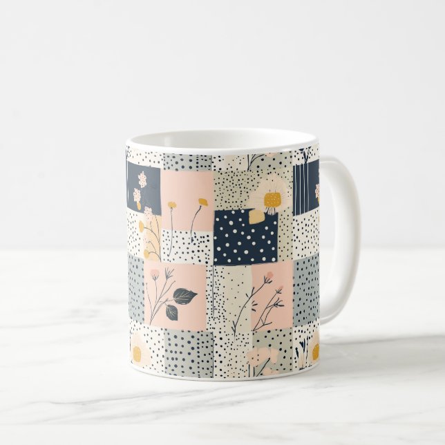 Modern lantlig blomsterpatchwork i rosa och blå kaffemugg (Framsida höger)