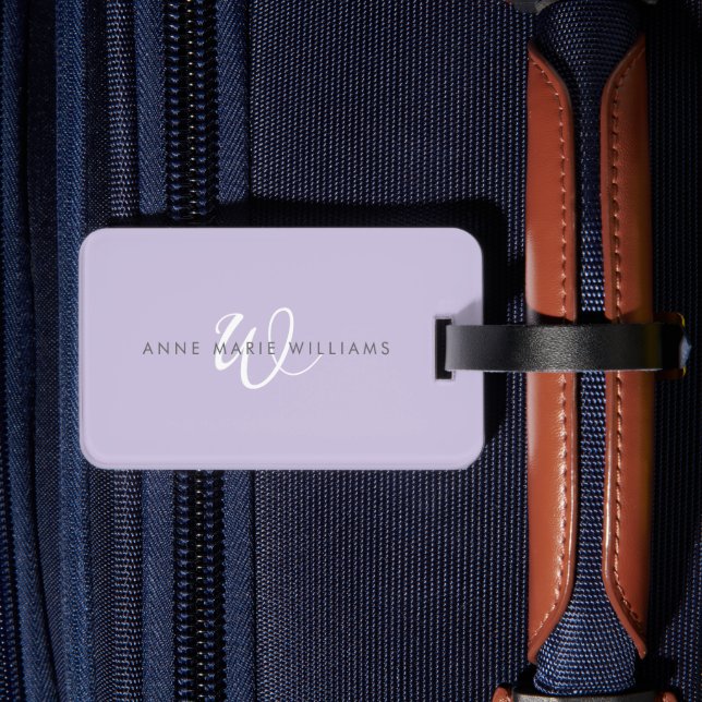 Modern Lavendel Vit Skript Monogram Bagagebricka (Baksida Insitu 2)