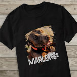 Modern lekfull Anpassningsbar av  Pet-foto med enk T Shirt<br><div class="desc">Den här enkla och klassiska designen består av serif-typografi och lägger till en anpassningsbar foto av ditt sällskapsdjur.</div>