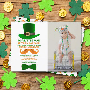 Modern Leprechaun St. Patrick's Day Birthday Photo Inbjudningar