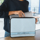Modern Light Blue Rand Laptop Fodral<br><div class="desc">Behålla din bärbara dator som skyddas i stil med det moderna ljusblå Rand Laptop sleeve, med en ren och contemporary utformning av mjukt ljusblått rand. Perfekt för dem som kärlek är en minimalistisk estetisk med en aning sofistikerad. Den här sleeven är utformad från en tålig, lätt neopren och erbjuder ett...</div>