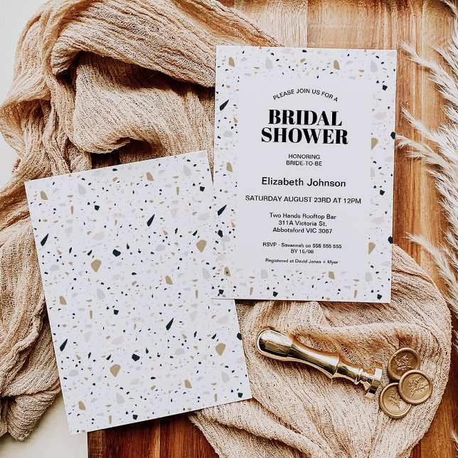 Modern Light Färgad Terrazzo Möhippa Inbjudningar (Light colored terrazzo themed bridal shower invitation featuring some black text and off white frame)