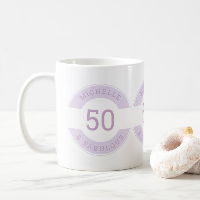 Modern lila 50 och fantastiskt födelsedagsfestnamn kaffemugg (Med munk)