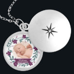 Modern Lila Blommigt Utandning Baby - foto Berlockhalsband<br><div class="desc">Dekorativ modern blommigt krandar ram din egen fotoöverföring för att skapa en söt baby keepsaké-personlig med baby namn.</div>
