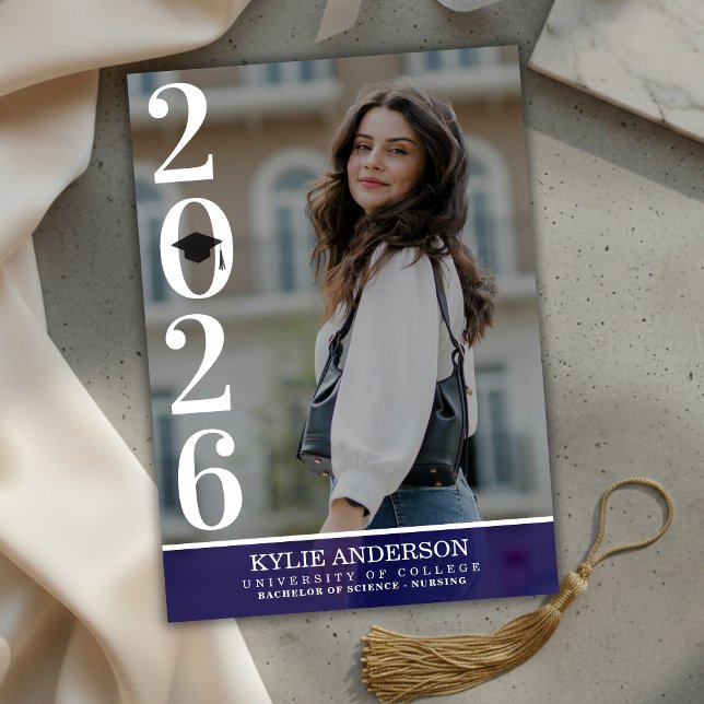 Modern lila examensmössa senior foto inbjudningar (Modern Purple Graduation Cap Senior Photo Invitation)