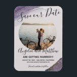 Modern Lila Grått Glitter Spark Spara T Datumfoto Magnet<br><div class="desc">Enkel,  modern,  mousserande bild sparar datuminbjudningsmagnet. Anpassa den med ditt eget foto och din egen information. Av Miri Creations - Skapat för dig med dig i minnet. Alla höger reserverade.</div>