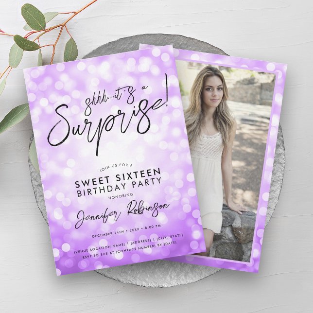 Modern Lila Ljus Photo Surprise Sweet 16 Inbjudningar (Modern Purple Lights Photo Surprise Sweet 16 Invitation)