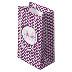 Modern lila och vit scallop-monogram och namn