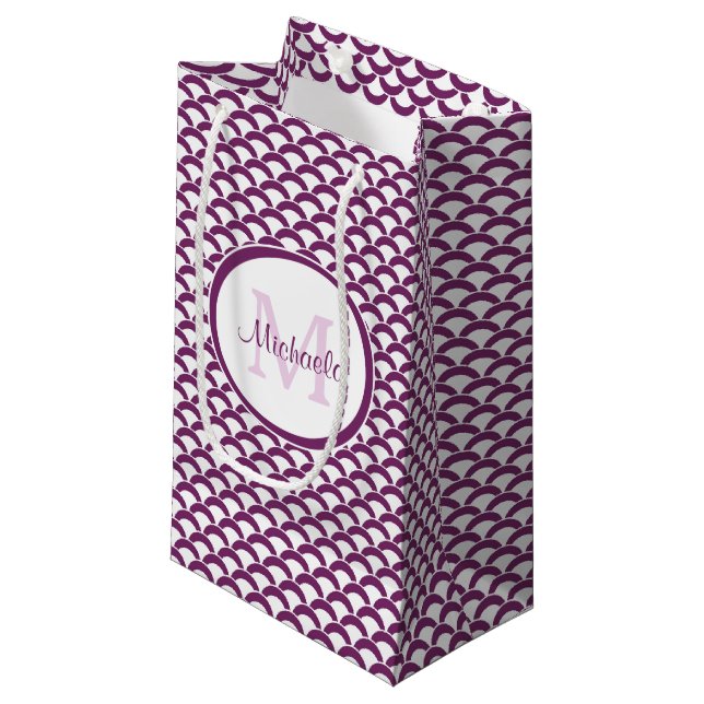 Modern lila och vit scallop-monogram och namn (Framsidan Vinklad)