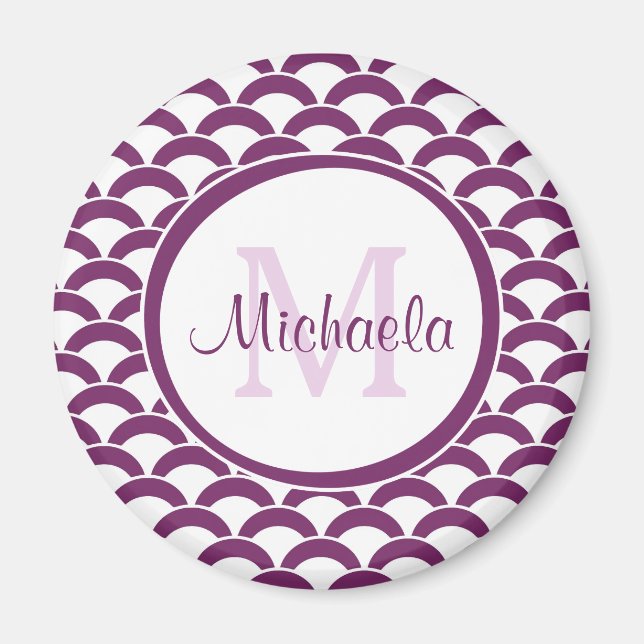 Modern lila och vit scallop-monogram och namn magnet (Framsidan)