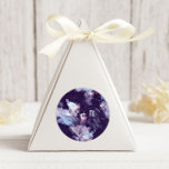 Modern Lila Push Strokes Monogram Bröllop Runt Klistermärke<br><div class="desc">Vår "Modern konstnärlig pensellinje Bröllop"-samling har moderna penseldrag i rött, lila och blått med vita accenter i kombination med en modern layout och ett typsnitt för elegant. All information är lätt anpassade. Kontakta oss via butiken för att få anpassningsbar. Checka ut vår butik om du vill ha fler matchande objekt...</div>
