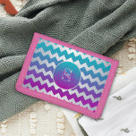 Modern Lila Rosa Ombre Zigzag Linjer & Namn<br><div class="desc">Trendigets moderna personlig trefaldig plånboksdesign med silver zigzag linjer på säl/lila/övertoningsbakgrund. Texten är helt och hållet anpassade.</div>