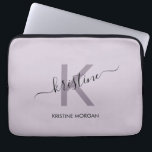 Modern lila-skriptmonogram namn laptop fodral<br><div class="desc">Modern lila-manusmonogram namn laptop sleeve</div>