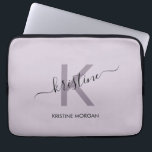Modern lila-skriptmonogram namn laptop fodral<br><div class="desc">Modern lila-manusmonogram namn laptop sleeve</div>