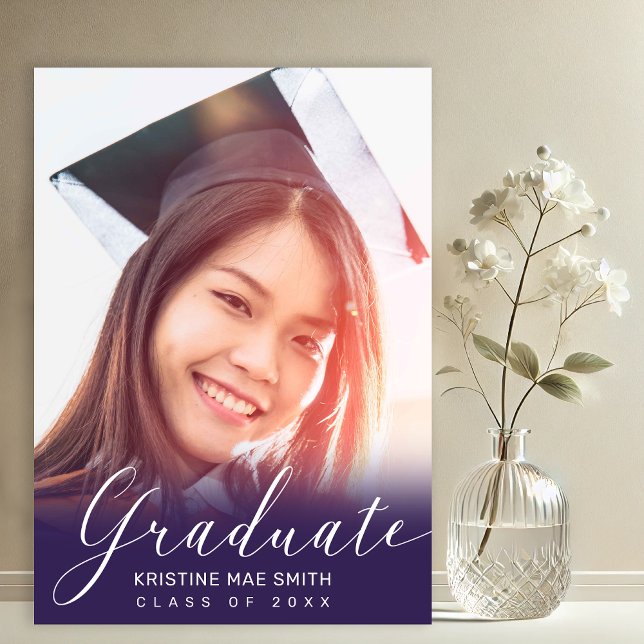 Modern Lila White Calligraphy Photo Studenten Inbjudningar (Purple with White Calligraphy Script Photo Graduation Announcement and Party Invitation)