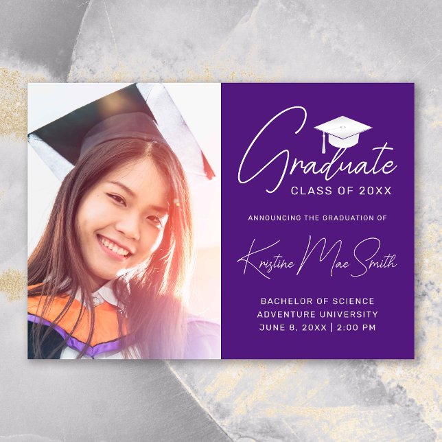 Modern Lila White Cap Photo College Graduation Meddelande (Modern Purple White Script Photo College Graduation Announcement)