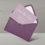 Modern Lilac-skript Bröllop spara datum-kort Spara Datumet<br><div class="desc">Simple Modern Script Bröllop spara datum-kort. Om du vill ha en mer avancerad anpassning av den här designen klickar du på knappen Anpassa! Matchningsalternativ och fler alternativ för färg finns också på begäran.</div>