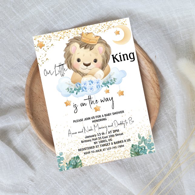 modern lite kung måne och stjärnor babydusch inbjudningar (our little king is on the way baby shower boy jungle safari stars gold sparkle blue greenery )