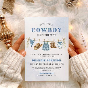 Modern liten cowboy blå klädstreck baby shower inbjudningar