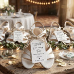 Modern liten present för dansande fötter Bröllopss Presentetikett<br><div class="desc">Liten present för dansande fötter" Bröllopsskylt,  den perfekta följeslagaren till din bröllopsfest! Denna söta skylt är utformad för att följa med en genomtänkt och praktisk bröllopsfavorit: bekväma sandaler för gästerna att glida in i när deras dansande fötter .</div>