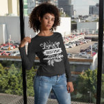 Modern Livin'Hanukkah Life Menorah Dream Catcher T Shirt<br><div class="desc">Firar Hanukkah med flluft i vår Hanukkah t-shirt! Den här snyggten har en Menorah, en dröm catcher och en "Livin'Hanukkah Life" skriven i modern kalligrafi mot en klassisk svart bakgrund. Det är perfektens blandning av tradition och contemporary stil, skapar det till din Hanukkah-fest. Vare sig du tänder Menorah, snurrar Dreidel,...</div>