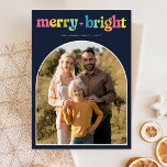 Modern Livlig Glädje   Ljus Bågformad Julfotografi Vykort<br><div class="desc">Detta "Modern Livlig Glädje   Ljus Bågformad Julfotografisk Julkort" kombinerar elegant djupblått med lekfull,  färgrik "glädje   ljus"-text,  vilket skapar en glad julhälsning. Med en familjefoto i en bågformad ram är det en perfekt blandning av avslappnad charm och modern stil,  vilket gör ditt festliga meddelande verkligt unikt.</div>