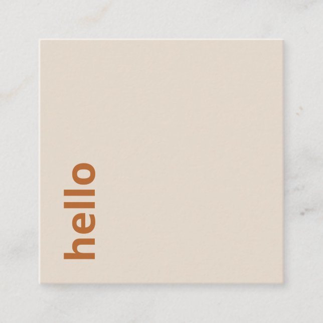 Modern ljusbeige orange minimal hej typografi fyrkantigt visitkort (Framsida)
