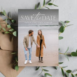 Modern lodrät-foto med enkel snyggt spara datumet<br><div class="desc">Det här enkla fotot som sparar snyggten är perfektens sätt att meddela din förlovning och kommande bröllop till vänner och familj. På framsidan av det här lodrät sparas datumet med en modern typbehandling i vitt högst upp på ett enda foto. Baksidan är en stor chic färg med ett andra foto...</div>